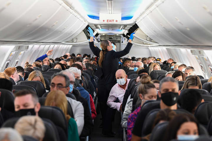 Ризик підхопити коронавірус у літаку зріс майже втричі: експерт назвав причину