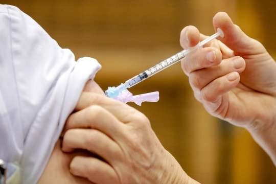 Медики будуть отримувати третю дозу вакцини від Covid-19