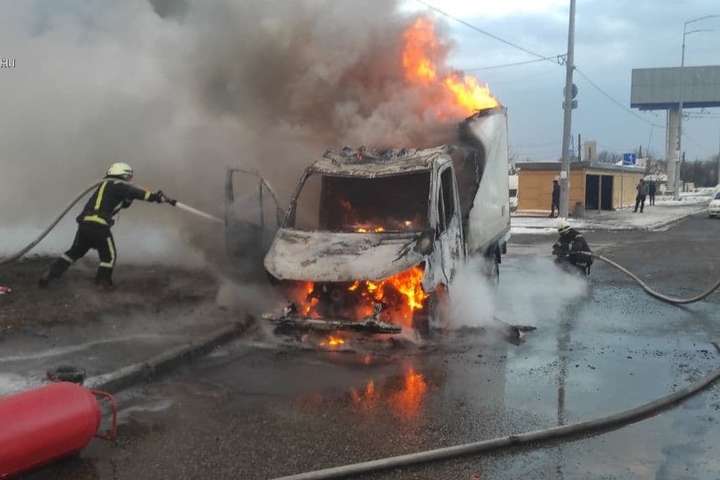 На Столичному шосе вщент згоріла вантажівка (фото, відео)