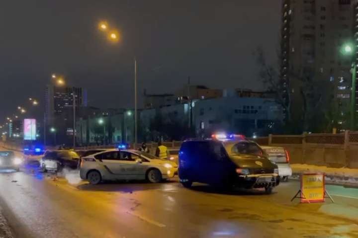 Жахлива ДТП у Києві: на слизькій дорозі зіткнулися три автівки (відео)