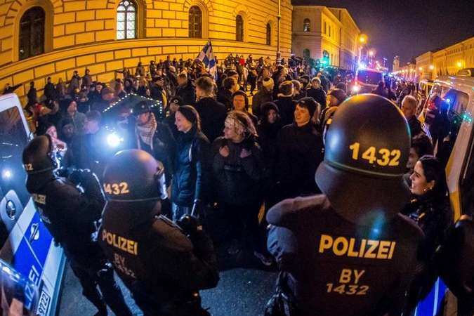 Коронаскептики у Мюнхені влаштували сутички з поліцією (відео)