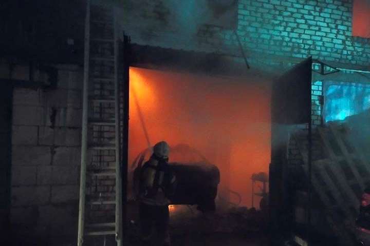 У гаражному кооперативі в Києві сталась пожежа, є жертва (фото, відео)