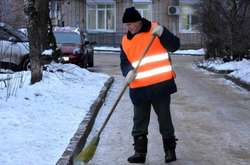 Наразі в Києві працює майже удвічі менше двірників, ніж має бути