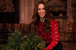 Герцогиня Миддлтон украсила елку в Вестминстерском аббатстве (фото)