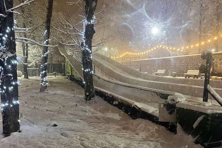 Найбільша в Києві: у Гідропарку встановили сноутюбінгову гірку (фото)