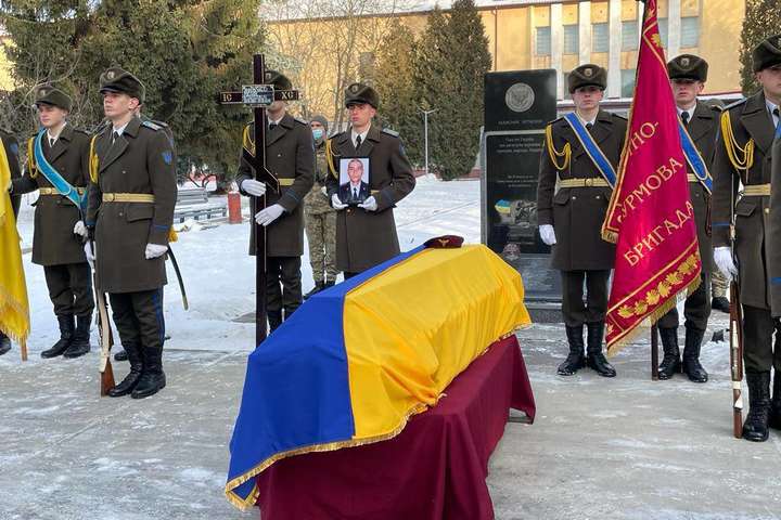 Десантники попрощалися із загиблим у 2014 році захисником Луганського аеропорту (фото)