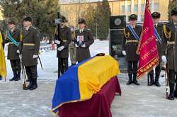 Десантники попрощалися із загиблим у 2014 році захисником Луганського аеропорту (фото)