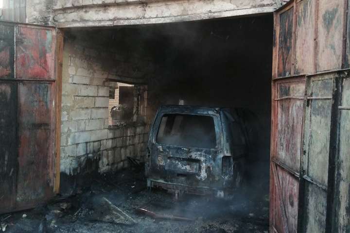 На Київщині пожежа в гаражі знищила автівку (фото)