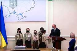 Пластуни принесли на засідання уряду Вифлеємський вогонь миру (фото, відео)