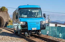 Японці показали гібрид автобуса та поїзда (фото, відео)