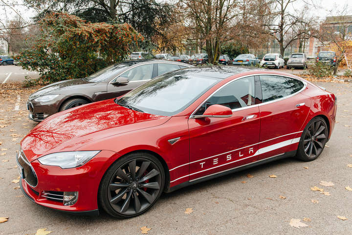 Tesla заборонить водіям грати у відеоігри під час руху