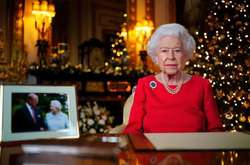 Тайные знаки. Елизавета II для рождественской речи выбрала особенную брошь и важное фото с мужем