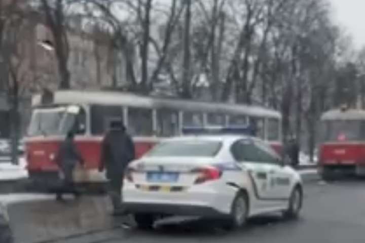 На Подолі одразу два трамваї зійшли з колій (відео)