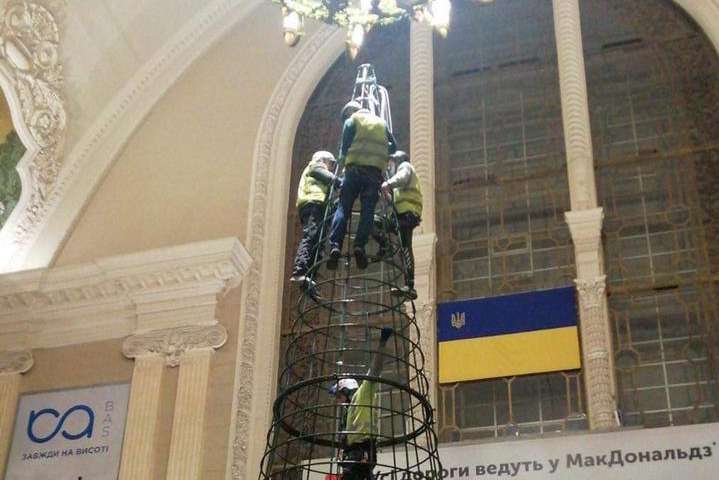 «Укрзалізниця» після скандалу показала, як ставлять ялинку на вокзалі Києва