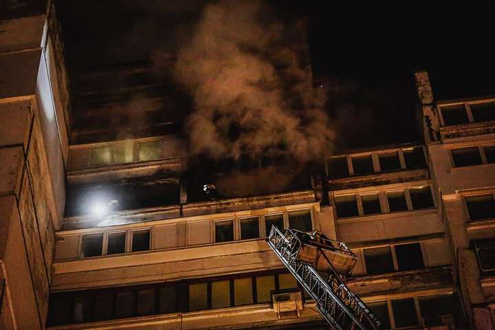 Нічна пожежа у столичній висотці: рятувальники евакуювали мешканців (фото)