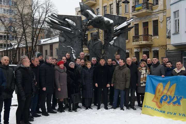 Порошенко та Гройсман вшанували героя, який пробудив Україну (фото)