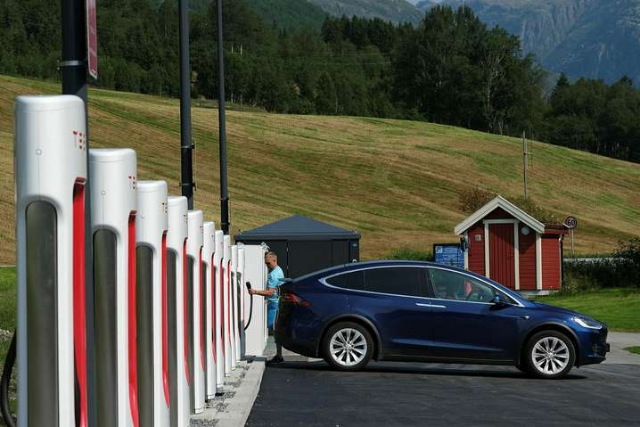 Названа страна, которая полностью перейдет на электромобили уже в 2022 году