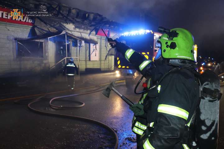 У Харкові вже вісім годин гасять пожежу на торговельних складах (фото)