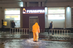 У Львові комунальник стояв на кришці люка, щоб фонтан з-під землі не затопив будинки (відео)
