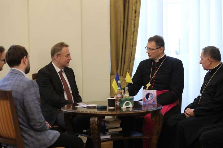 Апостольський нунцій в Україні відвідав львівську мерію та анонсував візит Папи Римського