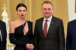 Садовый и брюнетка со смелым декольте стали героями соцсетей (фото)