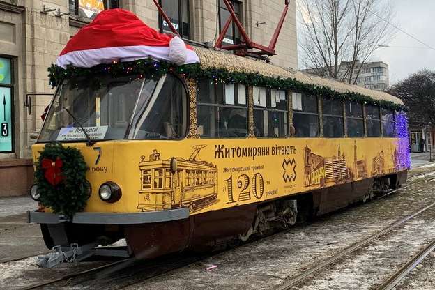 Трамвай у різдвяному капелюшку курсує вулицями Житомира (фото, відео)