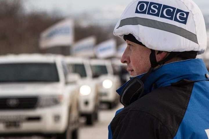 ОБСЄ зафіксувала на Донбасі колону російських вантажівок та військову техніку