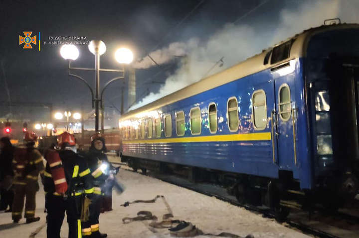 У Львові загорівся поїзд з пасажирами (фото)