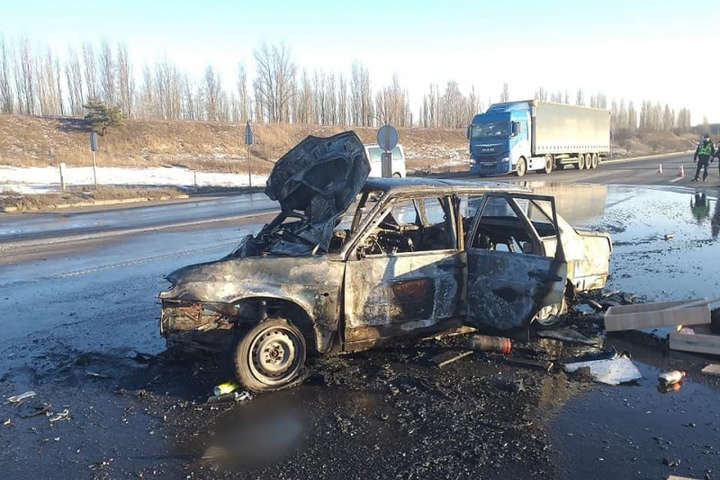 На Київщині у ДТП загорівся автомобіль: серед постраждалих двоє дітей (фото)