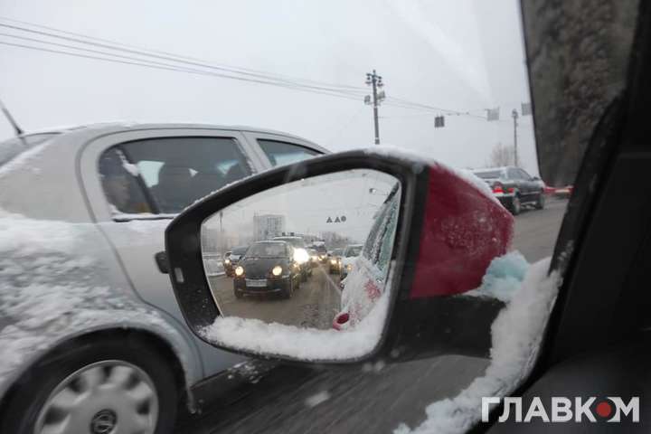 В Україну йдуть сильні снігопади. Водіїв попередили про небезпеку
