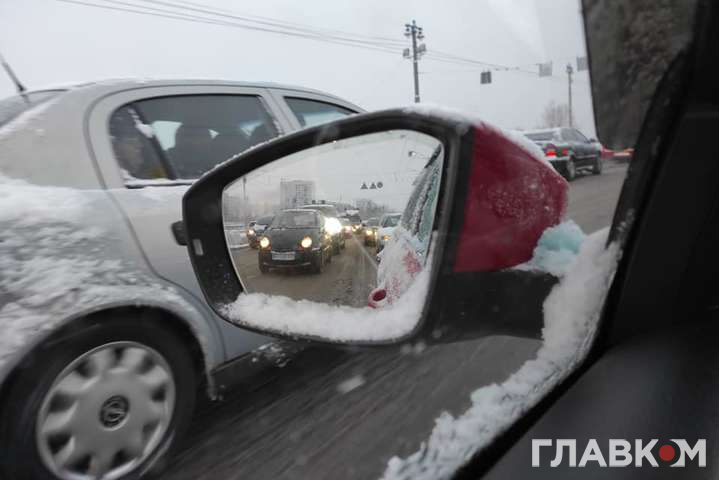 В Украину идут сильные снегопады. Водителей предупредили об опасности 