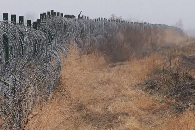 Колючий дріт та камери: Луганщина відгородилася від Росії 100-кілометровим парканом