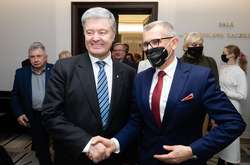 Порошенко повідомив, коли повернеться в Україну