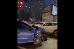 Серйозна ДТП у Києві: шматки автівок розлетілися по всій дорозі (відео)