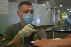  Прикордонники здійснюють електронну перевірку covid-сертифікатів за допомогою програмного забезпечення SafeBorder 