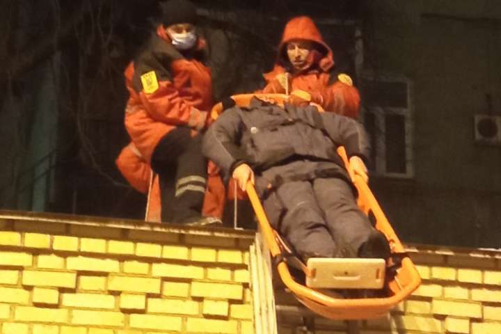 У центрі Києва рятувальники зняли чоловіка з даху гаража (фото)