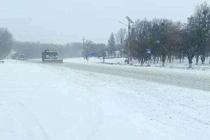 Як на Батьківщині Хмельницького і Шевченка борються зі снігом. Фотогалерея