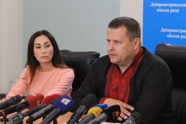 Мер Дніпра Філатов поклав дружині під ялинку 5 млн грн