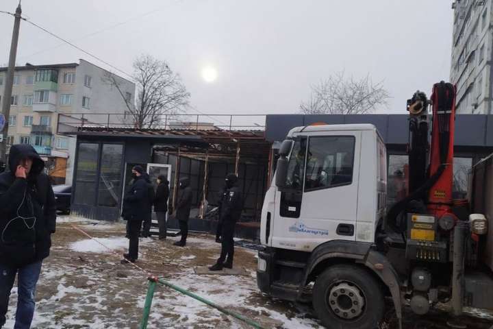Демонтажу гігантського МАФа в Києві перешкоджають «тітушки» (фото)
