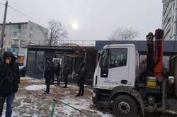 Демонтажу гігантського МАФа в Києві перешкоджають «тітушки» (фото)