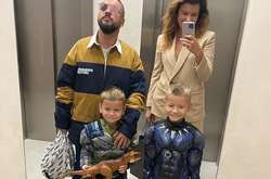 Монатик с женой и маленькими сыновьями