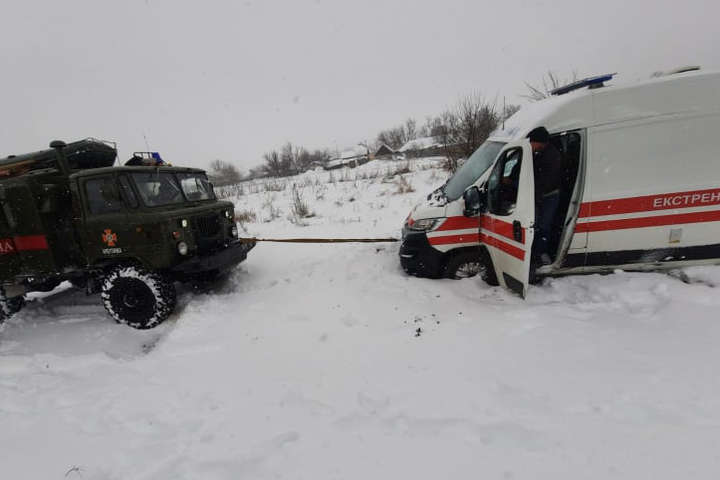 Рятувальники Миколаївщини витягли «швидку» із снігової пастки 