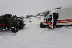Рятувальники Миколаївщини витягли «швидку» із снігової пастки 