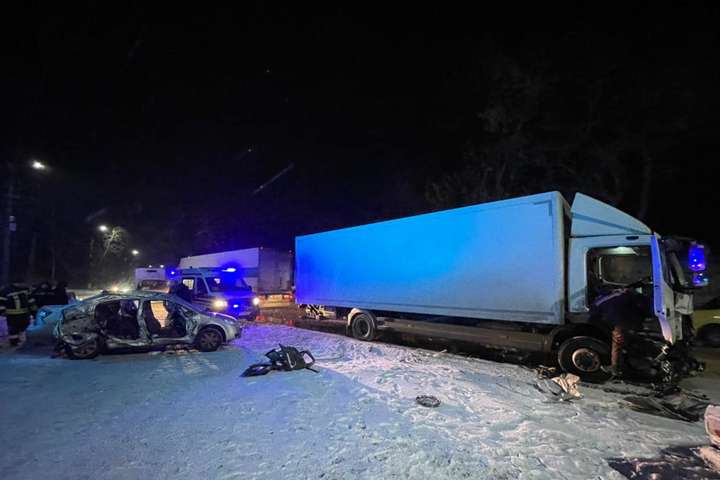Смертельна ДТП на Київщині: водійка Suzuki влетіла у вантажівку (фото)
