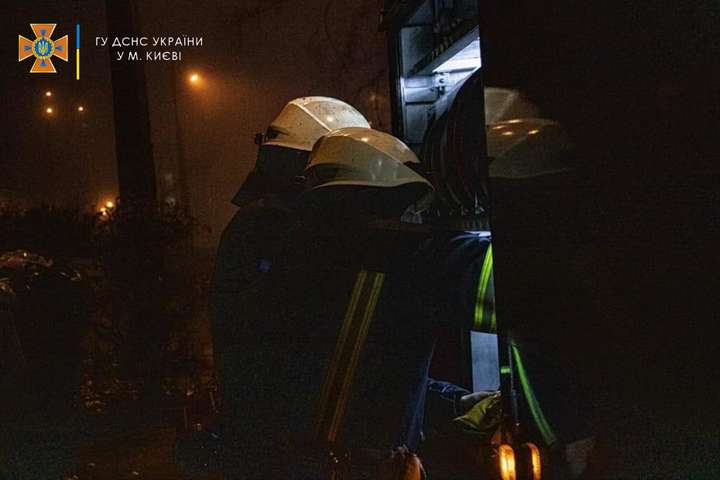 У Києві під час руху спалахнули вантажівка та «швидка»