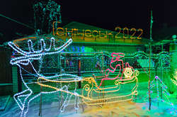 Під Херсоном батько з сином 10 днів прикрашали оселю новорічною інсталяцією