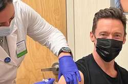 Хью Джекман заболел коронавирусом, несмотря на три прививки (видео)