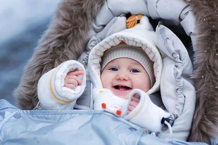 Як правильно гуляти з немовлям у морозну погоду? Поради медика
