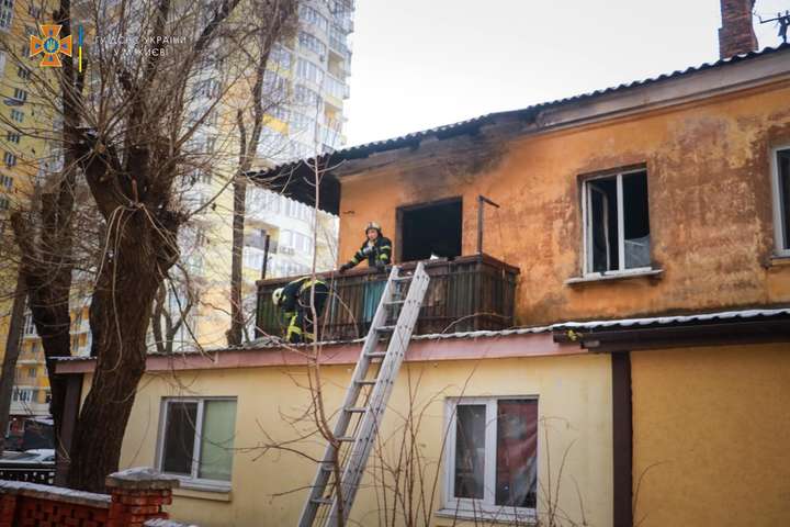 У Києві жінка спалила квартиру і залишила без даху над головою сусідів (фото, відео)