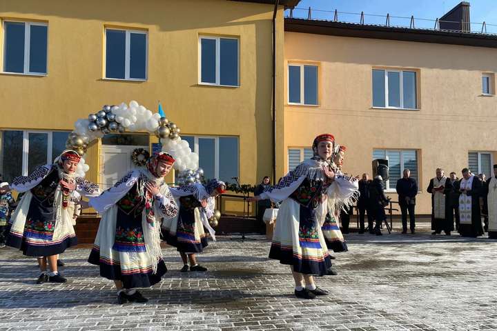 На Львівщині артистки на морозі в літніх сукнях танцювали перед чиновниками (фото)